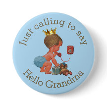 Niedlicher kleiner Prinz ruft zu Hallo Oma