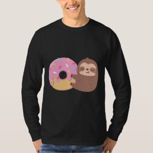 Niedlicher kleiner Schlamm, der einen Donut umarmt T-Shirt
