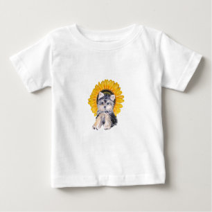 Niedlicher kleiner Yorkshire Welpenhund und Sonnen Baby T-shirt