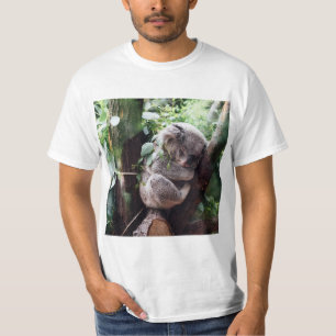 Niedlicher Koala-Bär, der in einem Baum sich T-Shirt
