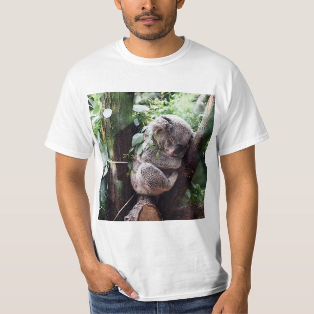 Niedlicher Koala-Bär, der in einem Baum sich T-Shirt (Vorderseite)