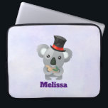 Niedlicher Koala in einem schwarzen Top Hat Laptopschutzhülle<br><div class="desc">Ein Laptop-Ärmel mit einer Illustration eines niedlichen grauen Koala essen einige eukalyptus Blätter,  mit einem extravaganten schwarzen Top Hut mit einem roten Band. Set auf einem leichten lila Aquarellhintergrund.</div>