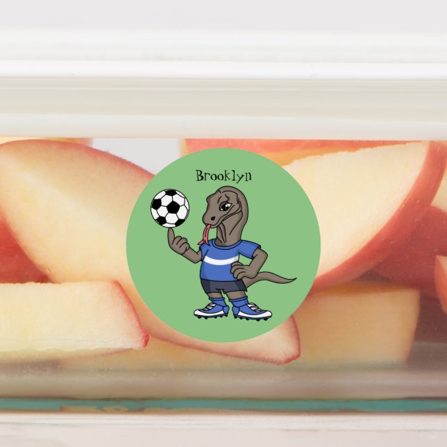 Niedlicher Komodo-Drache beim Fußballspielen Carto Etiketten (Befestigt)