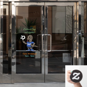 Niedlicher Komodo-Drache beim Fußballspielen Carto Fensteraufkleber