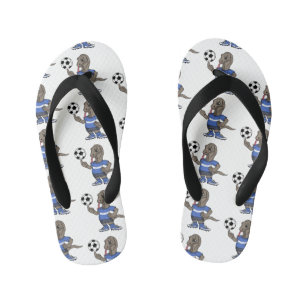 Niedlicher Komodo-Drache beim Fußballspielen Carto Kinderbadesandalen