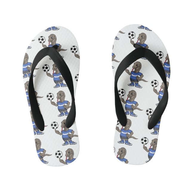 Niedlicher Komodo-Drache beim Fußballspielen Carto Kinderbadesandalen (Fußbett)