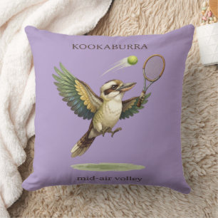 Niedlicher Kookaburra spielt Tennis-Mid-Air-Volley Kissen