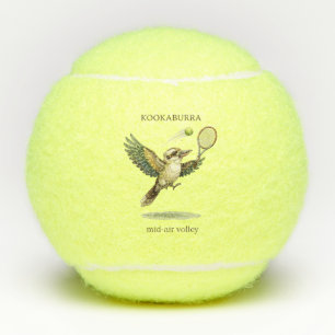 Niedlicher Kookaburra spielt Tennis-Volley in der  Tennisbälle