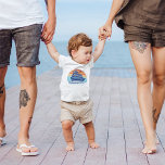Niedlicher Kreuzfahrtschiff Ausflug Personalisiert Baby T-shirt<br><div class="desc">Cooler Baby-T - Shirt für Ihre Wiedersehen oder Frühjahrspause auf Bermuda,  den Bahamas oder der Karibik. Passen Sie dieses niedliche Sonnenuntergangsdesign mit Ihrem Familiennamen und Ihrem Ziel oder Jahr an.</div>