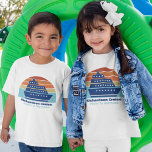 Niedlicher Kreuzfahrtschiff Familienreise Sonnenun Kleinkind T-shirt<br><div class="desc">Coole,  maßgeschneiderte T - Shirt für Ihre Wiedersehen oder Frühjahrspausen nach Bermuda,  Bahamas oder in die Karibik. Passen Sie diese niedlichen Sonnenuntergang-T-Shirts mit Ihrem Familiennamen und Ziel oder Jahr an.</div>