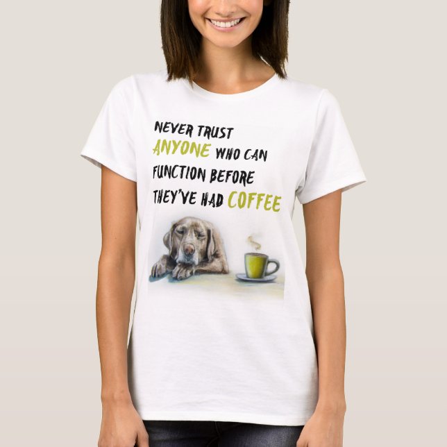 Niedlicher Labrador-Kaffeesüchtiger T-Shirt (Vorderseite)