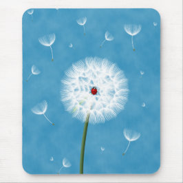 Niedlicher Ladybug auf einem Löwenzahn Mousepad