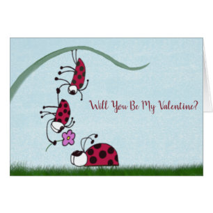 Niedlicher Ladybug, der seine Liebe zeichnet