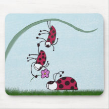 Niedlicher Ladybug, der seine Liebe zeichnet