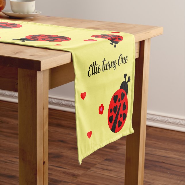 Niedlicher Ladybug mit Herzen Kurzer Tischläufer (Beispiel)