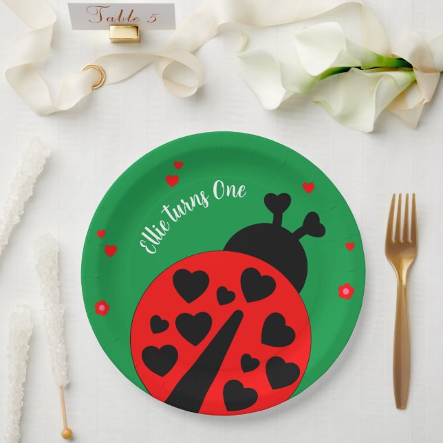 Niedlicher Ladybug mit Herzen Pappteller (Hochzeit)