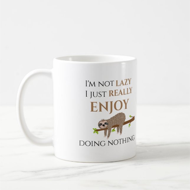 Niedlicher Lazy Sloth, der auf Baumwoll-Funny-Text Kaffeetasse (Links)