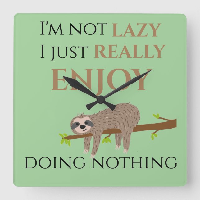 Niedlicher Lazy Sloth, der auf Baumwoll-Funny-Text Quadratische Wanduhr (Vorderseite)