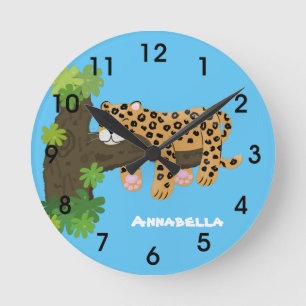 Niedlicher Leopardenschlaf in Cartoon Runde Wanduhr