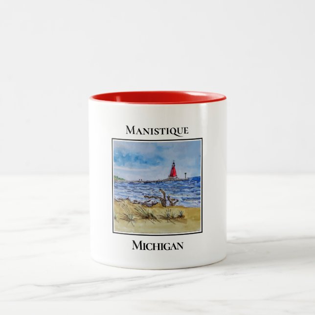 Niedlicher Leuchtturm, Manistique Michigan Zweifarbige Tasse (Mittel)
