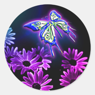 Niedlicher lila Schmetterling u. Gänseblümchen Runder Aufkleber