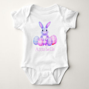 Niedlicher Lilac-Bunny mit pastellrosa Ostereiern  Baby Strampler