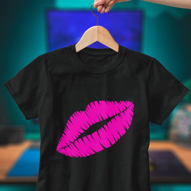 Niedlicher Lipstick Kiss Hot Pink Lips T - Shirt (Luscious hot pink lipstick kiss just for you. Guaranteed to get lots of kisses wear this shirt! 💋)