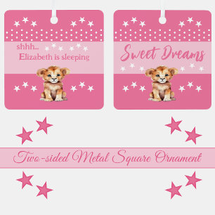 Niedlicher Löwe, der den Namen hinzufügt, schläft Ornament Aus Metall