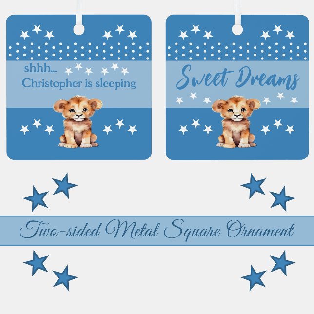 Niedlicher Löwe, der den Namen hinzufügt, schläft  Ornament Aus Metall (Von Creator hochgeladen)