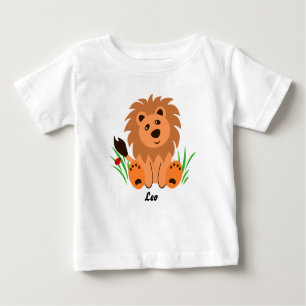 Niedlicher Löwe im Gras mit Ladybug-Baby-T - Shirt