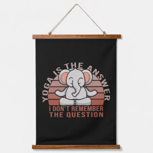 Niedlicher, lustiger Elefant beim Yoga. lustiges Y Wandteppich Mit Holzrahmen