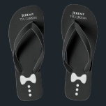 Niedlicher Mock Tuxedo Krawatte Groom Black Weddin Flip Flops<br><div class="desc">Diese niedlichen Flip Flops sind der ideale Weg für den Bräutigam, seine Schuhe anzustoßen und an seinem Hochzeitsempfang zu feiern. Sie zeichnen sich durch ein niedliches und lustiges Smock-Design aus, das einfach, niedlich und unterhaltsam mit einer weißen Bogen-Krawatte und Tasten auf einem schwarzen Hintergrund mit seinem Namen und Titel ist....</div>