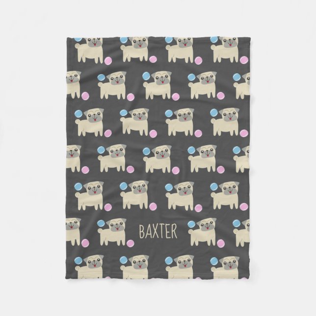 Niedlicher Mops und Balls Muster Personalisierter  Fleecedecke (Vorderseite)