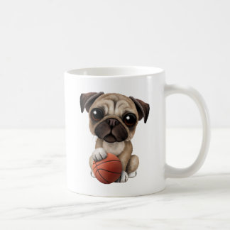 Niedlicher Mops-Welpen-Hund, der mit Basketball Kaffeetasse