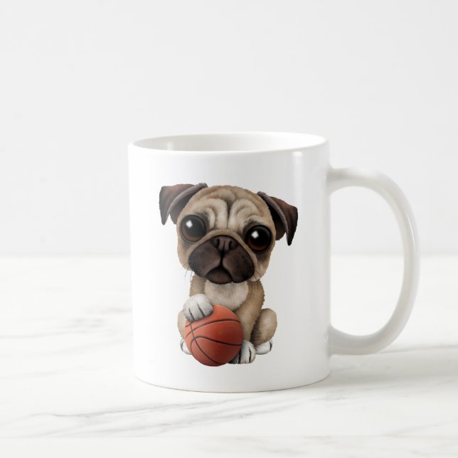 Niedlicher Mops-Welpen-Hund, der mit Basketball Kaffeetasse (Rechts)