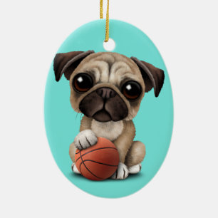 Niedlicher Mops Welpenhund spielt mit Basketball Keramik Ornament