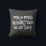 Niedlicher Mr. and Mrs. chalkboard Hochzeitskissen Kissen<br><div class="desc">Angepasster Herr und Frau schwarze Chalkboard Hochzeitskissen werfen Kissen. Personalisierte Kreidekissen für Sofa oder Bett aus schwarzem Kreide.  Fun Design mit weißem Herzen und Name des neuen Paar. Niedliche Wohngestaltung personalisiert für Braut und Bräutigam / Ehemann und Ehefrau. Romantische Hochzeitsgeschenke für Neuvermählte.</div>