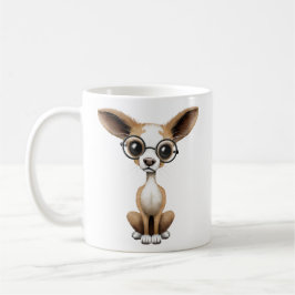 Niedlicher neugieriger Chihuahua-tragende Tasse