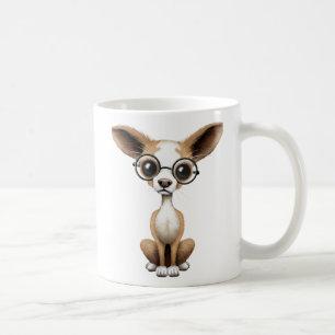 Niedlicher neugieriger Chihuahua-tragende Tasse