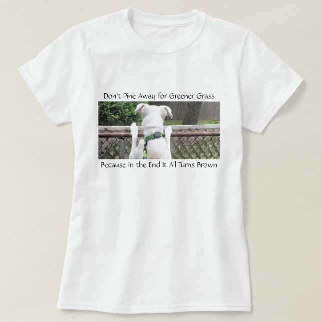 Niedlicher Nosey White Hund mit Blick auf das Gras T-Shirt (Design vorne)