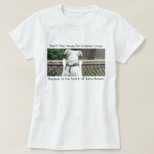 Niedlicher Nosey White Hund mit Blick auf die Gras T-Shirt