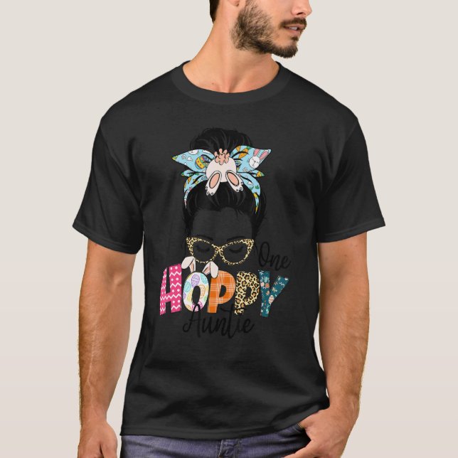 Niedlicher One Hoppy Auntie Messy Bun Bunny Ostert T-Shirt (Vorderseite)