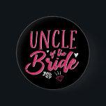 Niedlicher Onkel der Bride Pink-Kalligraphie-Schri Button<br><div class="desc">Vintage kalligraphische Skript-Schriftart-Design für Verlobungsfeier, Probe-Dinner, Brautparty oder Junggeselinnen-Abschied. Matching Hochzeitsartikel für die Braut, ihre Familie und Freunde. Helle Rosa Farbe für einen lustigen Abend mit Braut, Trauzeugin, Brautjungfrau, besten Freunden und der ganzen Hochzeitsfeier Crew. Feiern Sie, verlobt zu sein und mit dieser niedlichen Blume und Diamantring Doodle zu heiraten....</div>