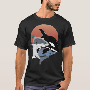 Niedlicher Orca Wal und Hai bei Sonnenuntergang T-Shirt