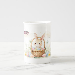 Niedlicher Osterhase im Korb mit farbenfrohen Eier Prozellantasse