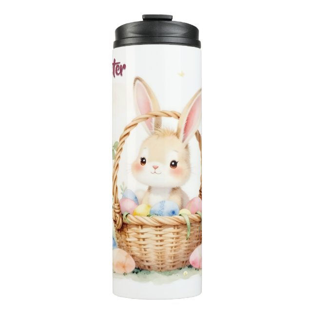 Niedlicher Osterhase im Korb mit farbenfrohen Eier Thermosbecher (Vorderseite)