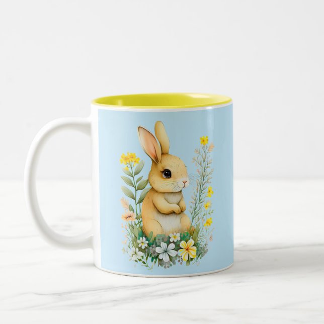 Niedlicher Osterhase mit Blume und Monogramm Zweifarbige Tasse (Links)
