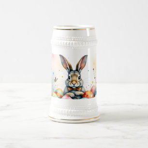 Niedlicher Osterhase mit farbenfrohen bemalten Eie Bierglas