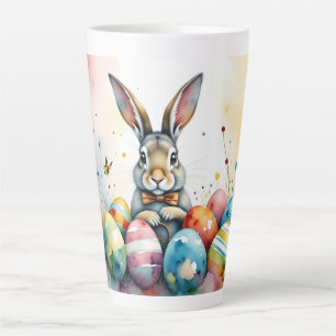 Niedlicher Osterhase mit farbenfrohen bemalten Eie Milchtasse