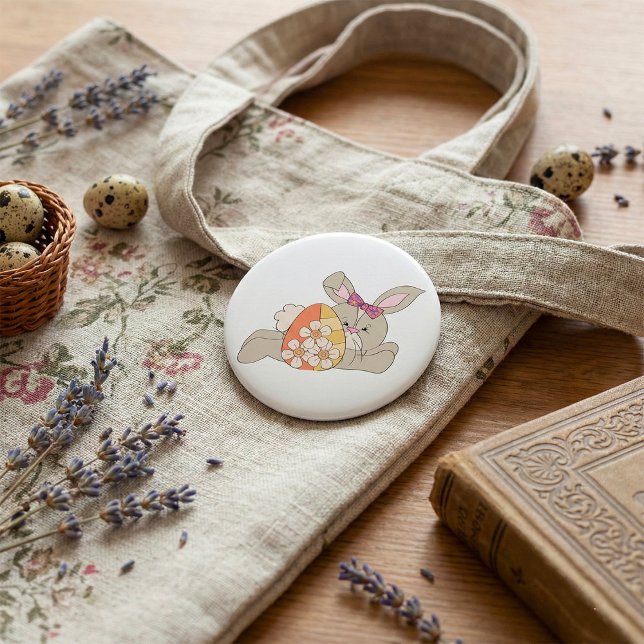 Niedlicher Osterhase mit floralem Ei Button (Von Creator hochgeladen)